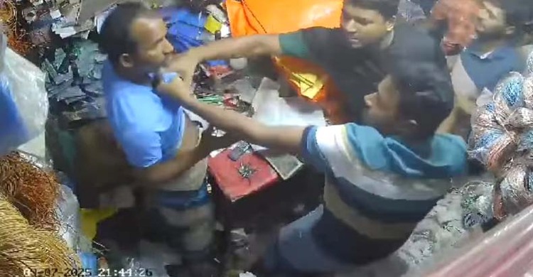 ফেনীতে পাওনা টাকা চাওয়ায় ব্যবসায়ীকে যুবদল নেতার মারধর, ভিডিও ভাইরাল